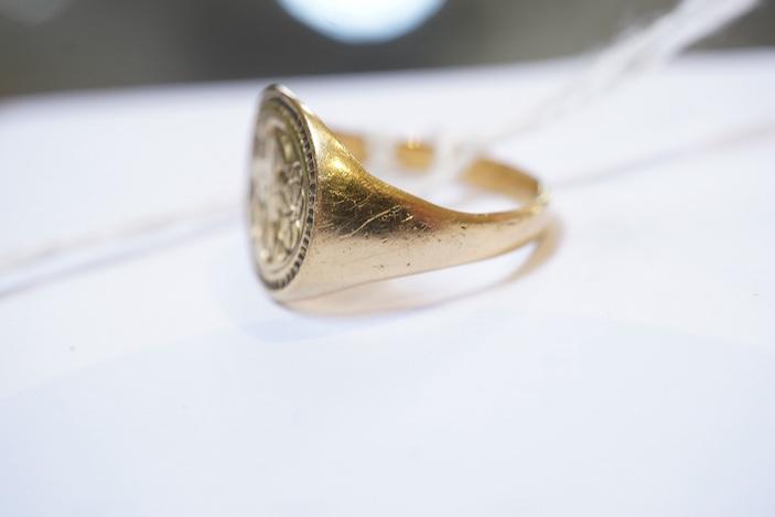 A rare Elizabethan gold signet ring, England, late 16th century